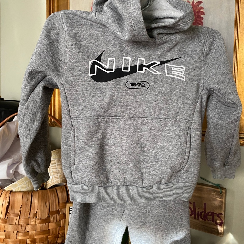 Nike Kids' Fleece Pullover Joggers Set Grey SZ 4XS
3-4 years old - Picture 6 of 10